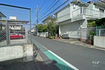 敷地南東側の前面道路（北東側から）