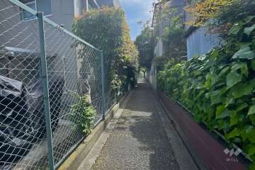 敷地北西側の前面道路（北東側から）