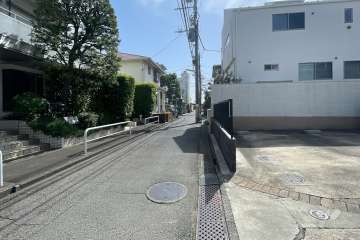 敷地の北西側前面道路