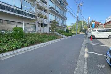 敷地西側の前面道路（南側から）