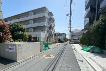 敷地西側の前面道路（北側から）