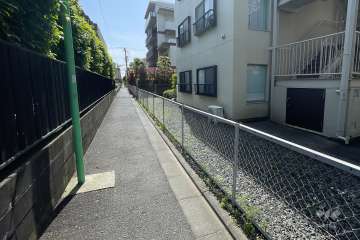 敷地東側の前面道路（北側から）