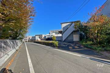 敷地東側の前面道路（南側から）
