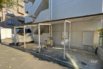 バイク置場と駐輪場