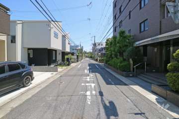 敷地東側の前面道路（北側から）