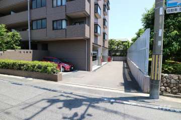 駐車場出入り口