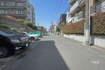 敷地北東側の前面道路（南東側から）