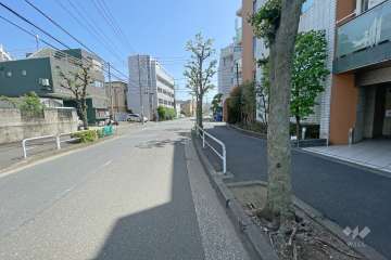 敷地北東側の前面道路