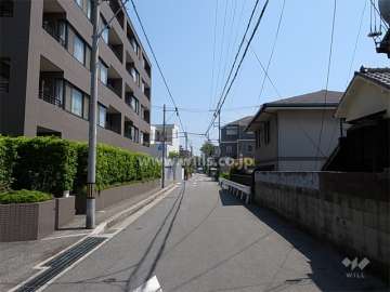敷地南側の前面道路。道との間には植栽スペースが設けられています。