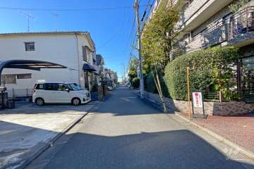 敷地南東側の前面道路（北東側から）