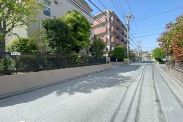 敷地東側の前面道路（南側から）