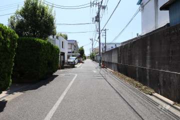 敷地北西側の前面道路（北東側から）