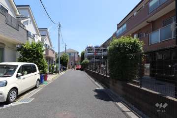 敷地北東側の前面道路（北西側から）