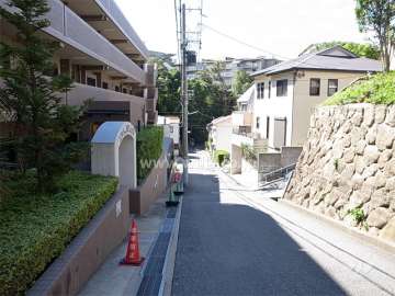 敷地北西側の前面道路。周辺は高台の閑静な住宅地です。