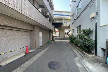 敷地東側の前面道路（南側から）