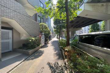 敷地北側の前面道路（東側から）