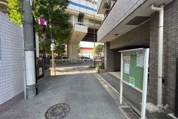 敷地西側の前面道路（南側から）