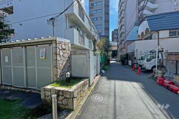 敷地南西側の前面道路（北西側から）