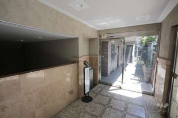 エントランスはオートロック付きです。