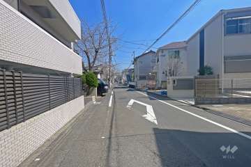 敷地南東側の前面道路（南西側から）