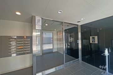 エントランスはオートロック付きです。