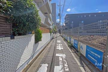 敷地西側の前面道路