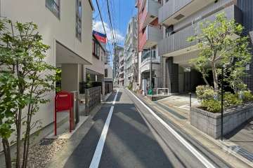 敷地南側の前面道路（東側から）