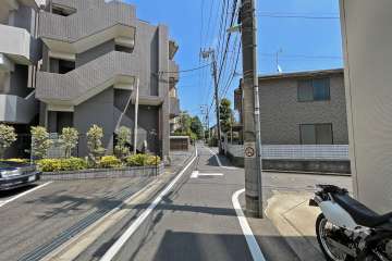 敷地南側の前面道路（西側から）