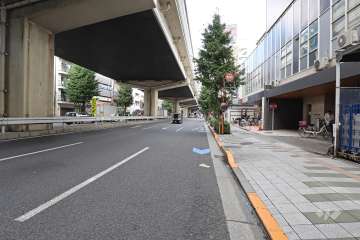 敷地北側の前面道路（西側から）