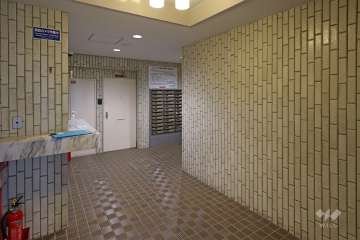 エントランスホールと共用ポスト