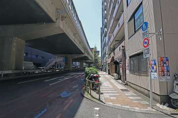 南側前面道路は玉川通りと、首都高3号線が走っています。