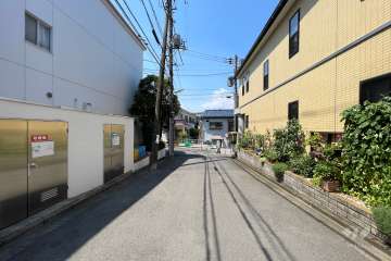 敷地東側の前面道路（南側から）