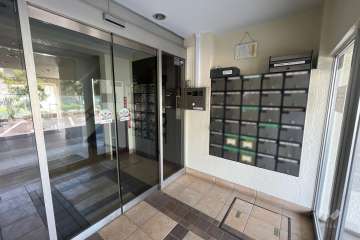 エントランスはオートロック付きです。