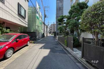 敷地東側の前面道路（北側から）