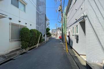 敷地東側の前面道路（南側から）