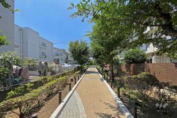 敷地北西側は『蛇崩川緑道』に面しています。