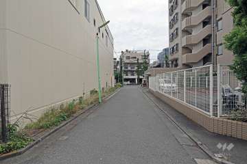 敷地北側の前面道路（西側から）