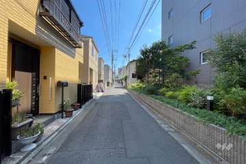 敷地の東側前面道路（北側から）