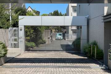 駐車場の出入り口（リングシャッター付き）