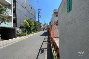 敷地の西側前面道路（北側から）