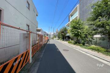 敷地の西側前面道路（南側から）