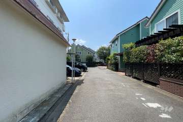 敷地の北西側の前面道路（北東側から）