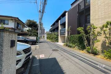 敷地西側の前面道路　