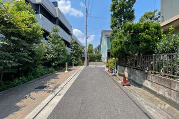 敷地東側の前面道路（南側から）