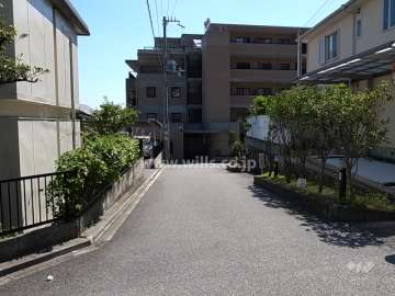 敷地北側の前面道路。突き当たりが、パーク・ハイム芦屋三条町ヒルズです。