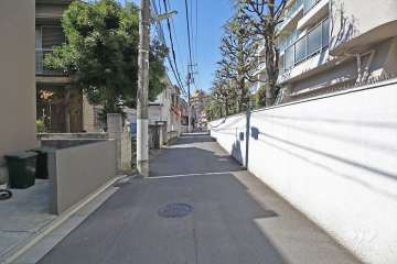 敷地南側の前面道路(東側から)