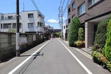 敷地南側の前面道路