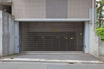 敷地内駐車場（屋内平面式）の出入り口