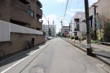 敷地西側の前面道路