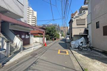 敷地南側の前面道路（西側から）